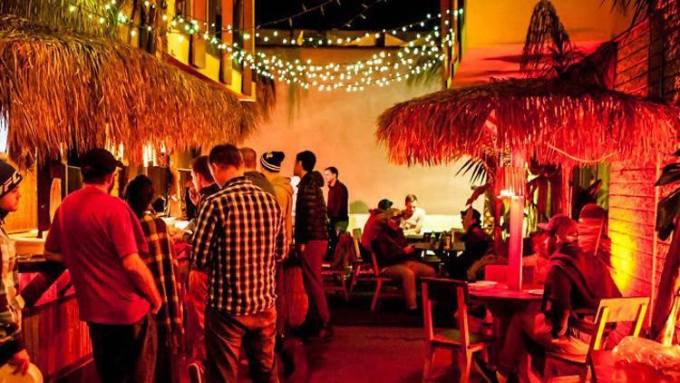 Banana West Hollywood & Hostal *
